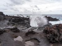 Wellengischt hinter wassergefüllten Vertiefungen an der Lavaküste - Mosteiros- São Miguel